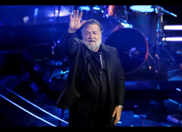 Russell Crowe had to leave his concert in London when a fight started.