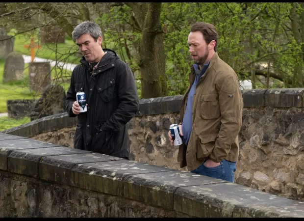 Cain helps a struggling resident in Emmerdale.