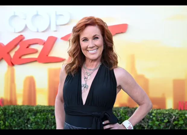 A 53-year-old movie star from the 90s still looks just as good 30 years after starring in a popular romantic comedy.