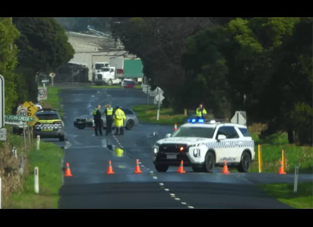 Dead body discovered on side of road in eastern Victoria