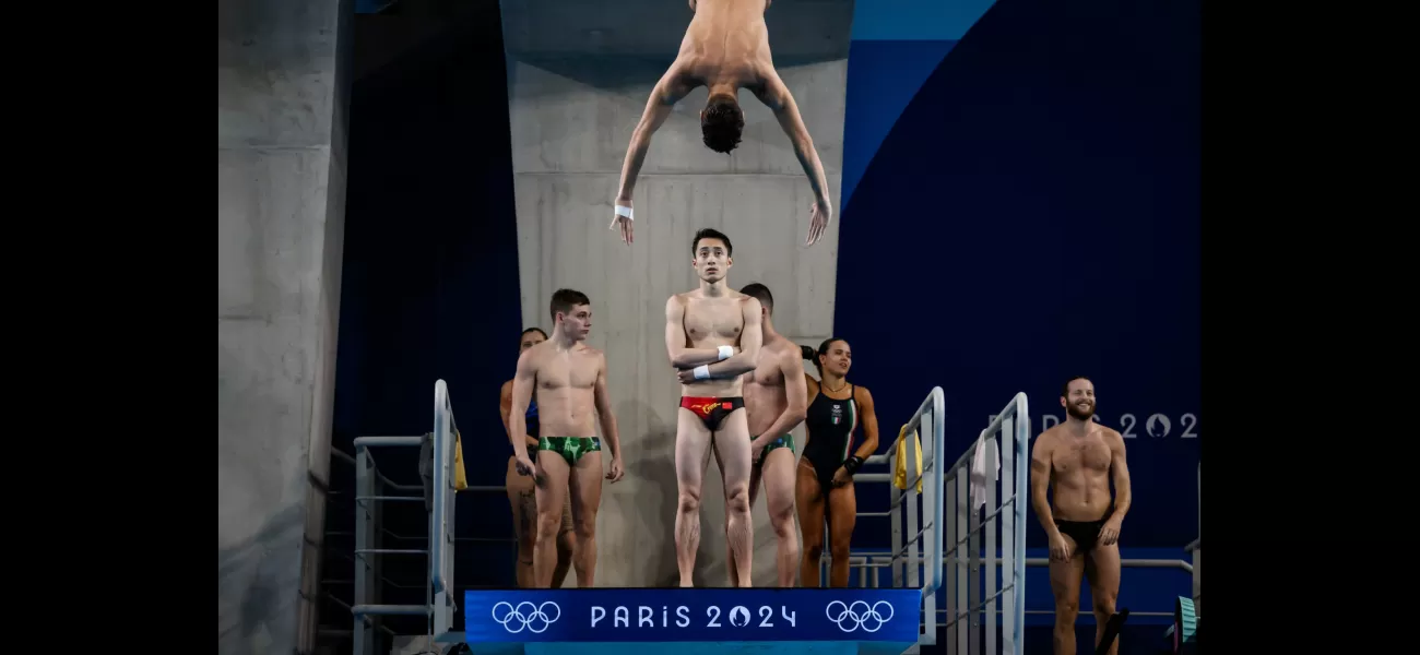 What is the process and number of rounds involved in the Olympic diving scoring system?