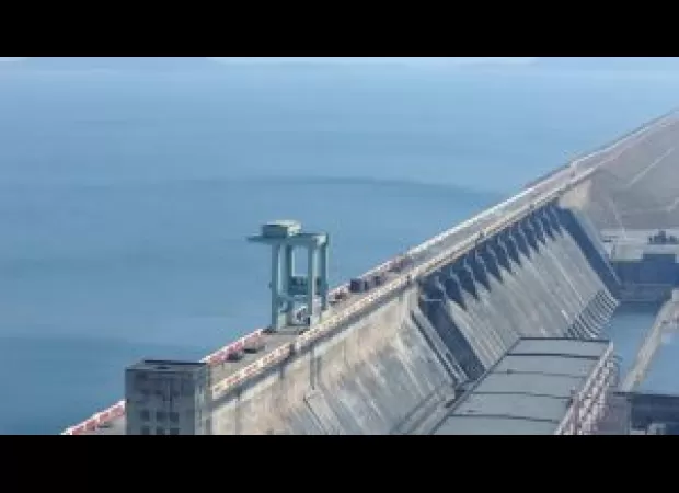 The government calms concerns about floods.