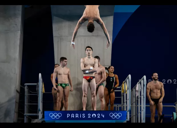 What is the process and number of rounds involved in the Olympic diving scoring system?