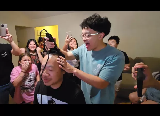 Streamer gives family £5,800 to support cancer fight after they cook him a meal.