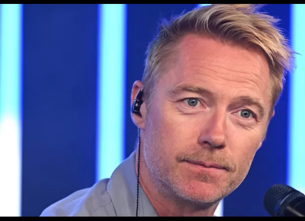Ronan Keating struggles to hold it together while singing a heartfelt 2000s song during his last radio broadcast.