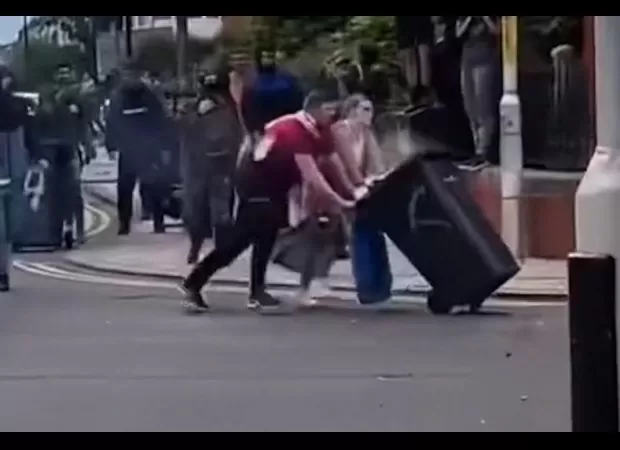 Exciting moment when riot police dispose of garbage thrown at them.