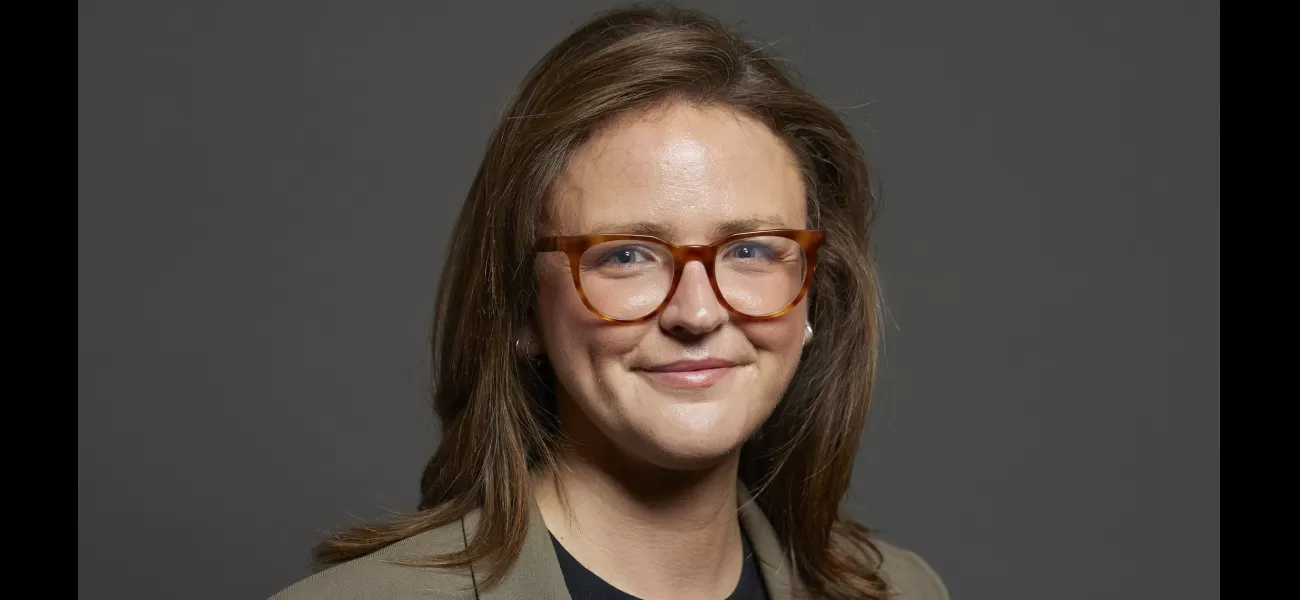 A politician says sorry for tweeting about 'Estonian retards'.