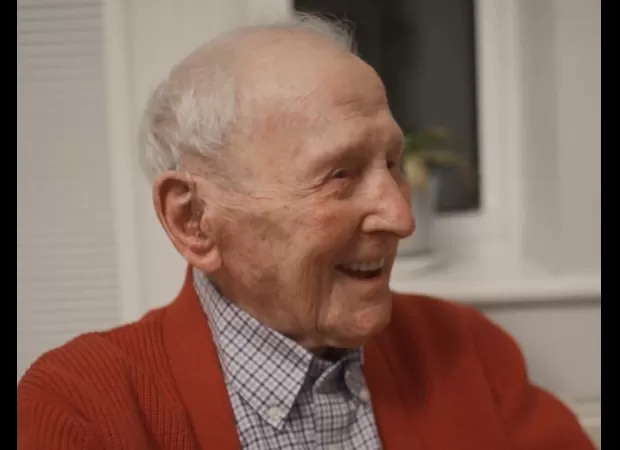 Wrexham star and fan club's oldest member, Arthur Massey, dies at 100.