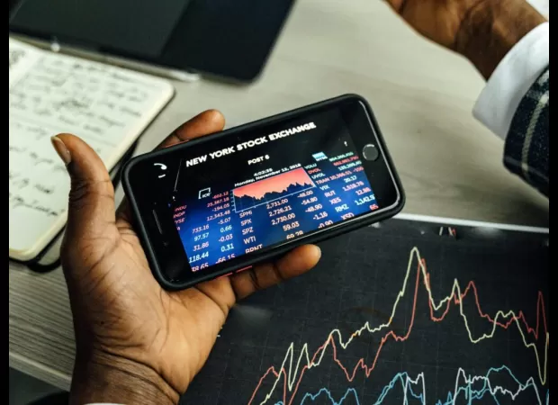 How do Democratic and Republican governments affect the stock market?