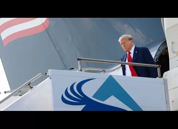 Trump's aircraft lands unexpectedly before campaign event