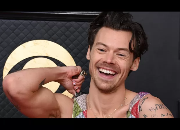 Harry Styles' supporters freaking out after seeing him at a fast food joint in London.