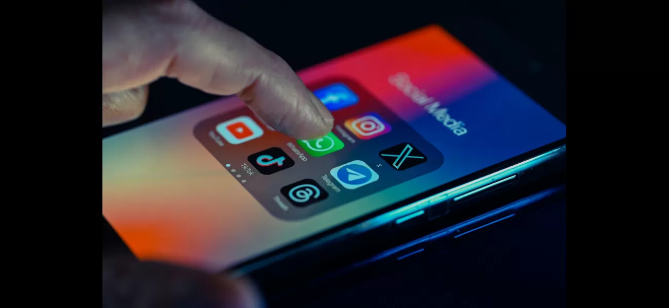Criminals using group messaging on WhatsApp to scam users, caution advised.