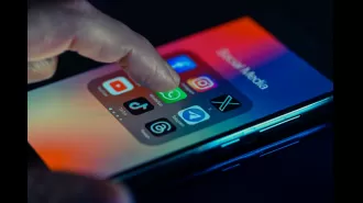 Criminals using group messaging on WhatsApp to scam users, caution advised.