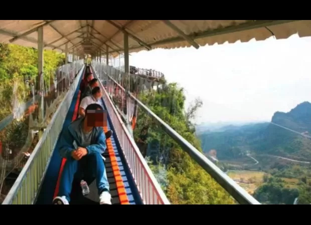 Tourists injured as escalator unexpectedly moves in reverse direction
