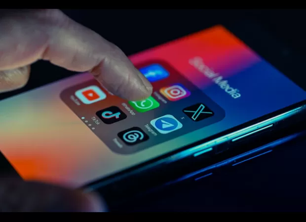 Criminals using group messaging on WhatsApp to scam users, caution advised.