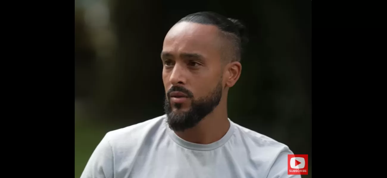 Walcott says Chelsea player should've signed with Liverpool instead.