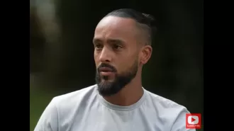 Walcott says Chelsea player should've signed with Liverpool instead.