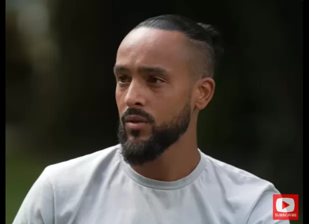 Walcott says Chelsea player should've signed with Liverpool instead.