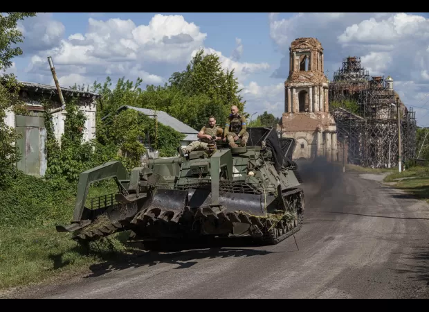 Ukraine captures 100+ prisoners while advancing into Russia.