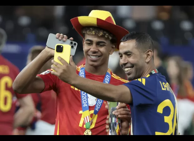 Three people in custody for stabbing of father of Barcelona soccer player.