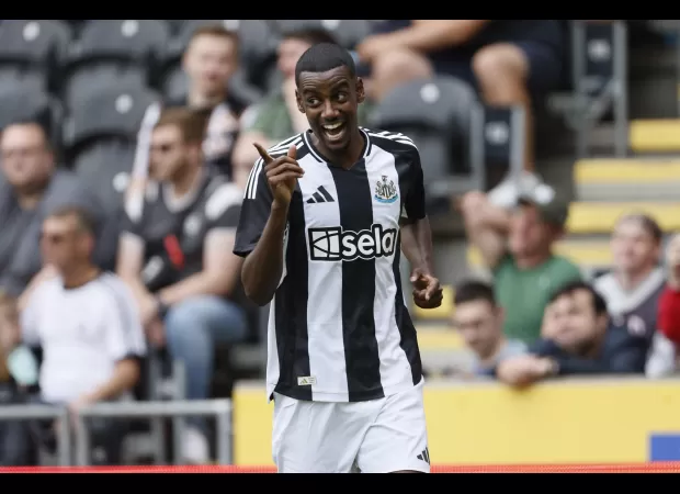 Theo Walcott wants Alexander Isak to join Arsenal and predicts the team will win the Premier League in 2024-25.