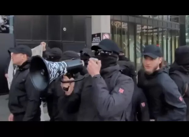 Possible paraphrase: Neo-Nazis suspected of attacking refugee rally in Melbourne.