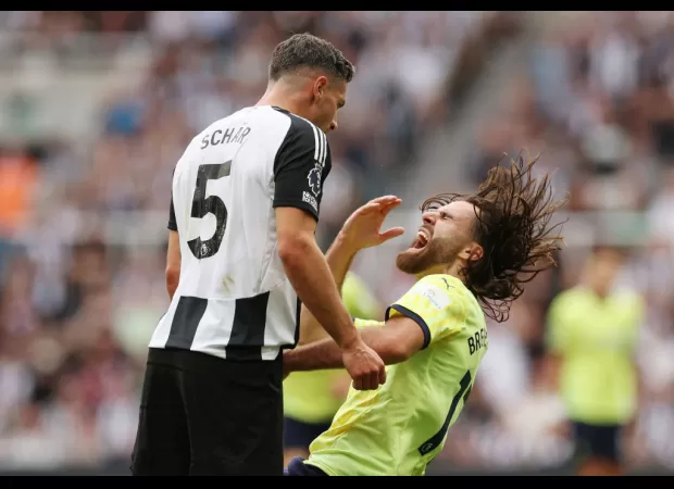 Shearer criticizes Newcastle player, while Howe defends him.