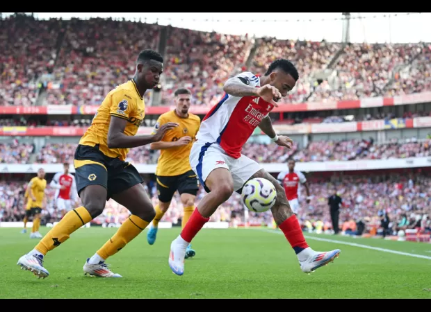Gabriel Jesus receives a yellow card for his response to a strange butt grab from Yerson Mosquera.
