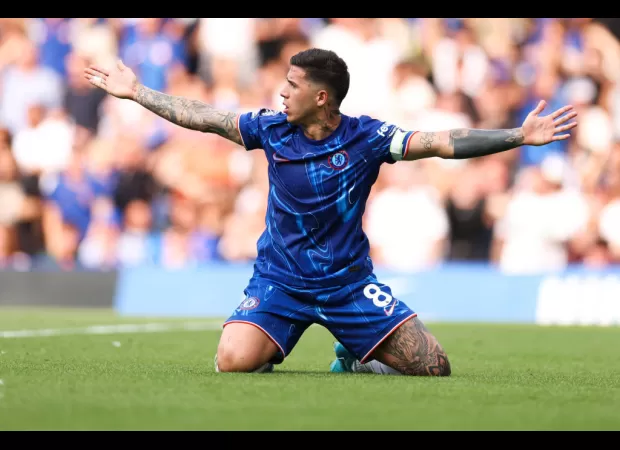 Ex-athlete Gary Neville calls out a player from Chelsea for underperforming against Manchester City.