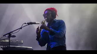90s singer surprises audience with unusual behavior at performance, including barking and speaking in a fictional language.