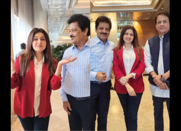 Bhagyashree and Udit Narayan sing a special song together.