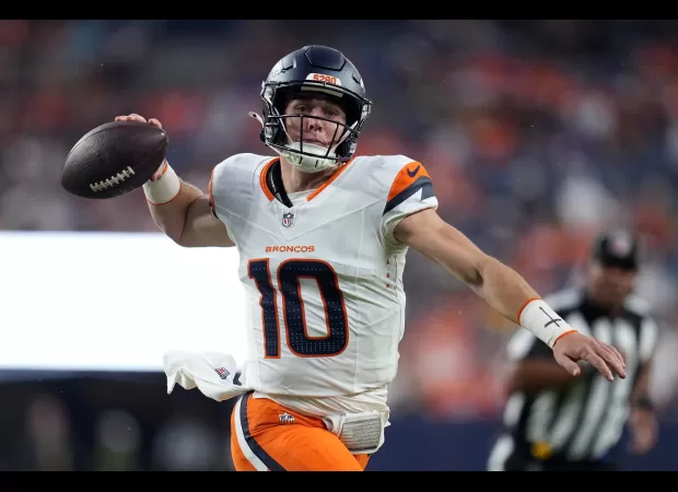 Watch as the Broncos' quarterback Bo Nix throws a touchdown pass to Tim Patrick during their game against the Packers.