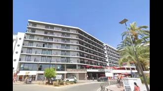 19-year-old British woman dies in Ibiza after falling from hotel balcony.
