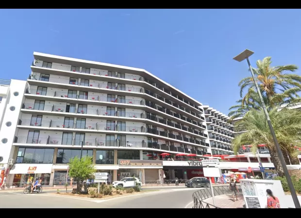 19-year-old British woman dies in Ibiza after falling from hotel balcony.