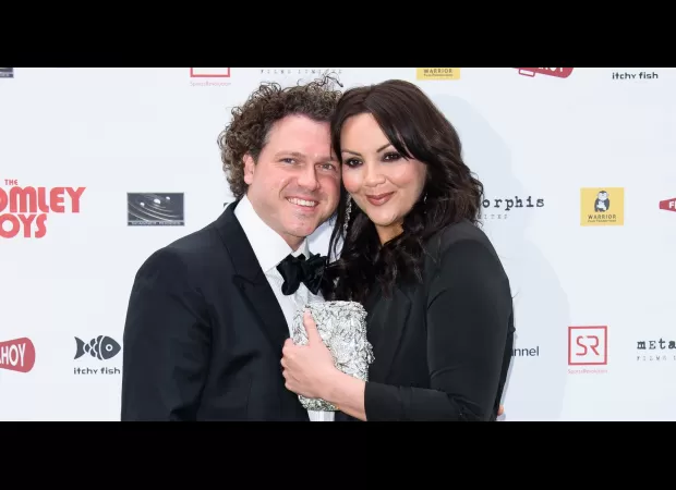 Famous EastEnders star ends 18-year marriage, accepts ex-spouse's choice.