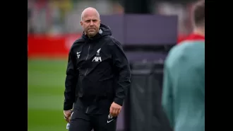 Arne Slot reaches out to Liverpool player following unexpected rumors of a move to Chelsea.