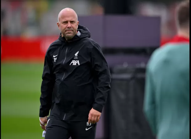 Arne Slot reaches out to Liverpool player following unexpected rumors of a move to Chelsea.