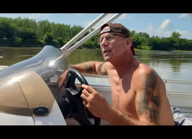 An elderly man heroically sacrifices his life to rescue his girlfriend's son from drowning in a lake.