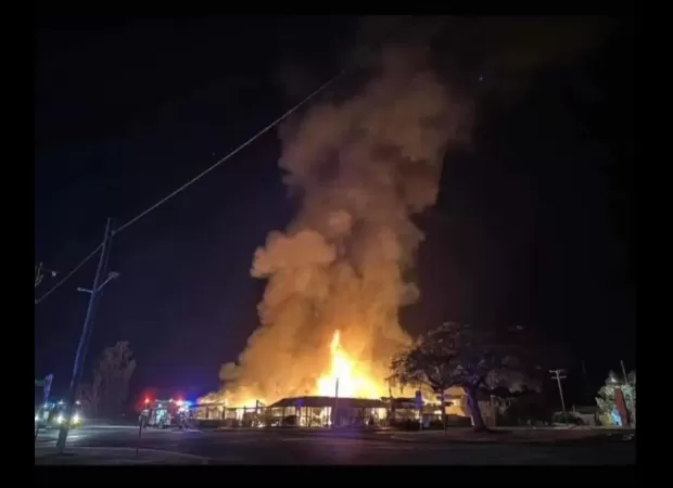 Pub in Queensland catches fire and is destroyed.