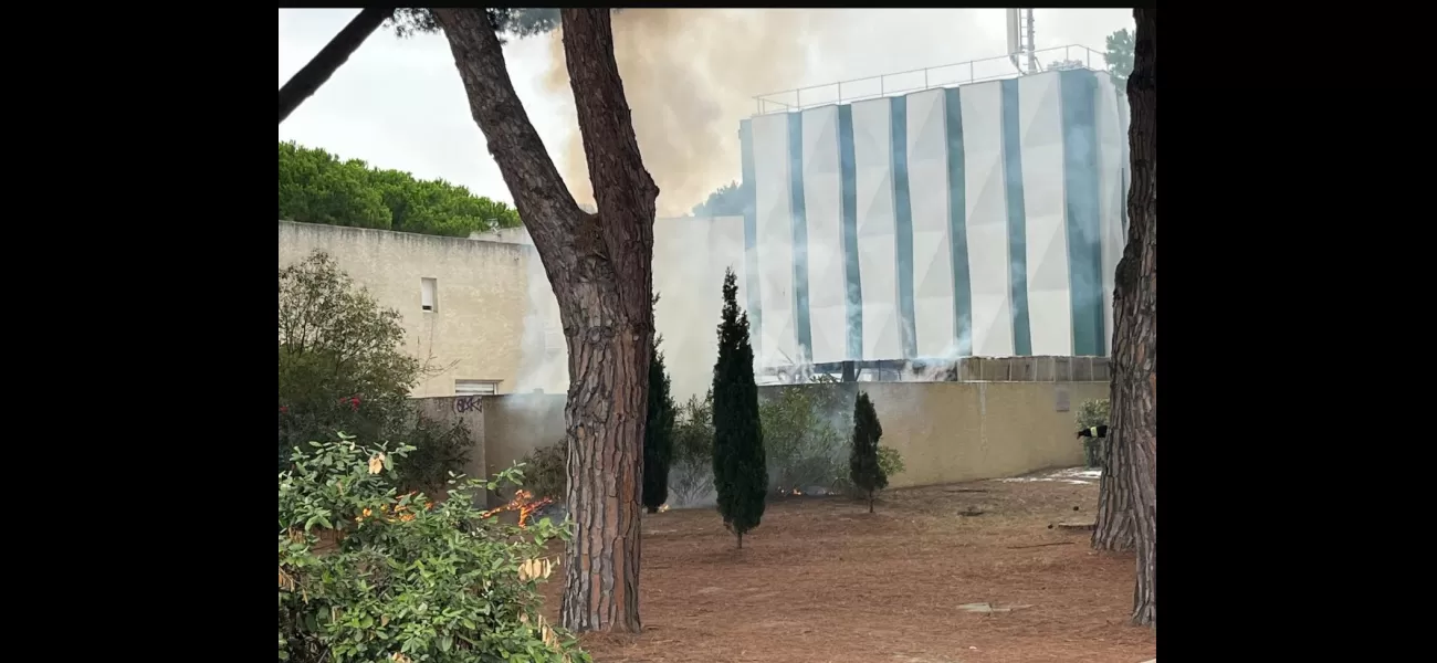 Explosion outside France synagogue, possibly caused by gas cylinder.