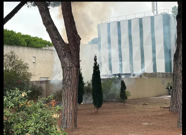 Explosion outside France synagogue, possibly caused by gas cylinder.