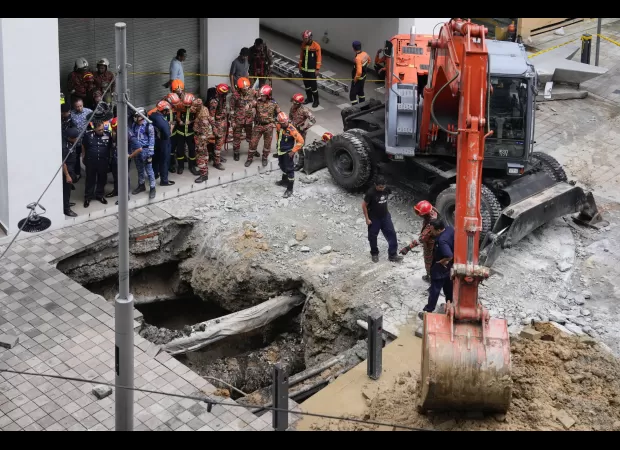 Tourist disappears into large sinkhole while walking on street - shocking!