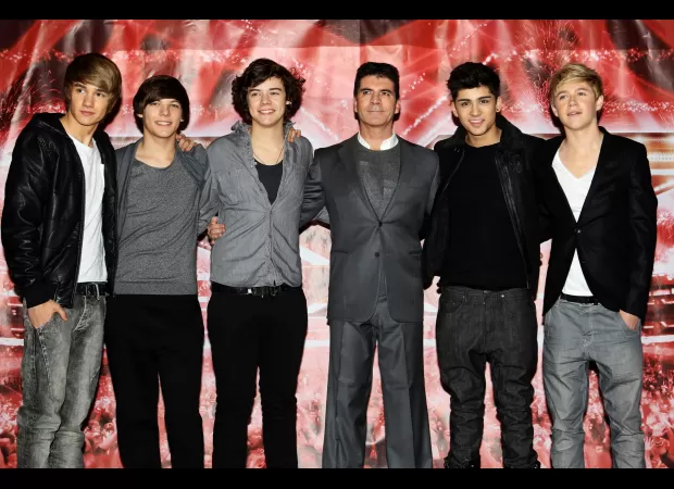 Singer from popular band surprises audience with sudden, drastic change.