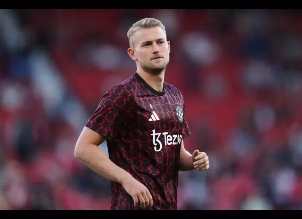 Bayern Munich executive criticizes Chelsea and discusses Manchester United signing.