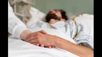 Six things that commonly occur on a person's deathbed before they pass away.