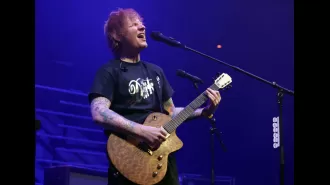 Ed Sheeran surprises Romanian fans with unexpected appearance by popular actor from Hollywood.