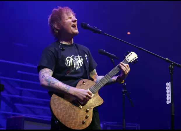 Ed Sheeran surprises Romanian fans with unexpected appearance by popular actor from Hollywood.