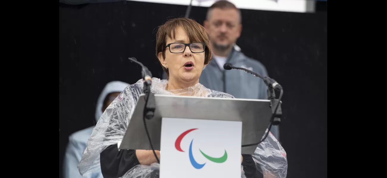 Paralympic champion needs assistance to exit London train due to disability