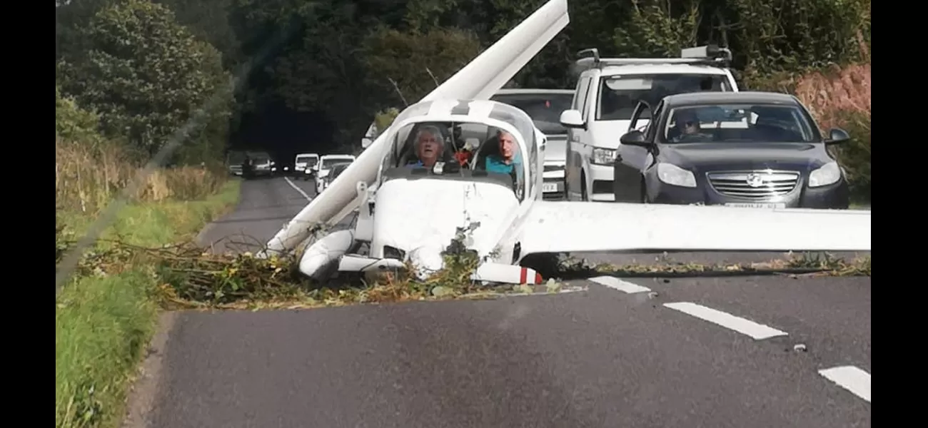 A plane accident occurred on a crowded road.
