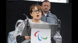 Paralympic champion needs assistance to exit London train due to disability